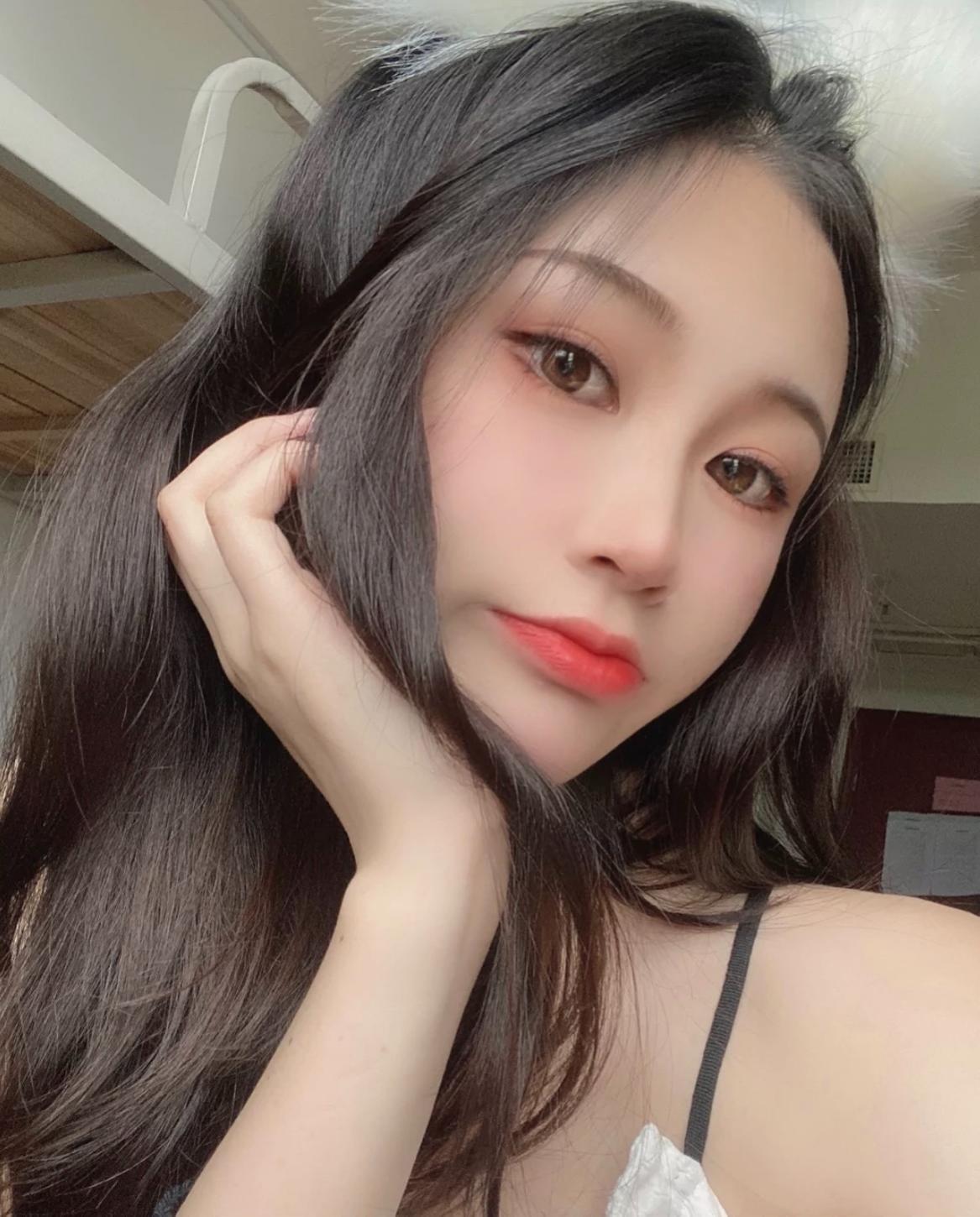 气质粉嫩女孩：大眼睛，好身材，白皮肤